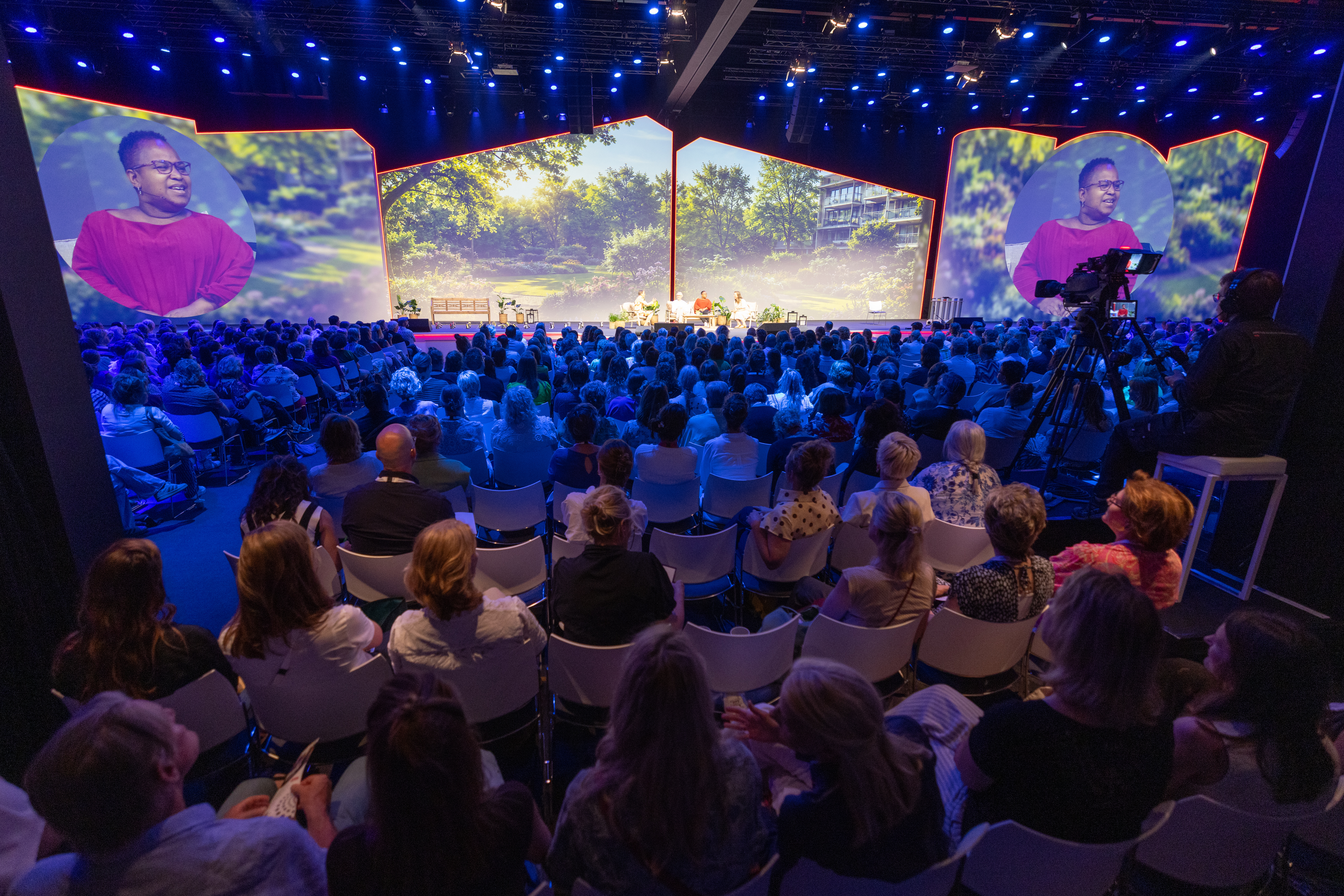 Samen maken we de zorg van morgen Hoe zorgen we ervoor dat ook in de toekomst iedereen de zorg krijgt die past? Die vraag stond centraal tijdens het congres Waardigheid en Trots voor de Toekomst van Vilans. WZH nam mooie inzichten mee en deelde deze ook. De boodschap van de dag was duidelijk: de toekomst van de zorg maken we samen. De uitdagingen in de zorg vragen om een andere manier van samenwerken, waarin zorgprofessionals, cliënten, familie, mantelzorgers, vrijwilligers en het netwerk om hen heen gelijkwaardige partners zijn. Samenwerking centraal Tijdens de plenaire sessie, waar WZH onderdeel van was stond de kracht van die samenwerking centraal. Niet het verdelen van taken, maar samen kijken naar wat iemand nodig heeft. Manon Schook (locatieverpleegkundige WZH) en Miraida Silberie (evv’er WZH Transvaal) benadrukten dat mantelzorgers onmisbaar zijn. ‘Zorgen komt uit je hart en doe je samen’.  Mantelzorgers kennen de persoon achter de zorgvraag als geen ander. Zoals mantelzorger Fritz van der Koelen treffend zei: "Mantelzorgers zijn de biografen van bewoners."  Minister Sterk: samen bouwen aan toekomstbestendige zorg Ook Minister Mirjam Sterk van Langdurige Zorg, Jeugd en Sport was aanwezig. Zij benadrukte dat er in Nederland al veel inspirerende voorbeelden zijn van hoe zorg anders georganiseerd kan worden. Tegelijkertijd riep zij op om het gesprek over de zorg van morgen te blijven voeren, zodat we samen bouwen aan toekomstbestendige zorg.  WZH leverde ook een bijdrage aan het gesprek met de minister op het congres, onder andere uit het project ‘De mens zien’, waarin familie een veel centralere rol krijgt in de zorg o.a. door de organisatie van familiebijeenkomsten. De eerste ervaringen daarmee pakken positief uit. Familie voelt zich door deze benadering meer gehoord en betrokken.  Wat we bij WZH bevestigd zien, is dat innovatie en technologie belangrijk zijn. De toekomst van de zorg draait dan ook vooral om samenwerken, vertrouwen en het benutten van de kracht van het netwerk rondom cliënten. Samen maken we de zorg van morgen.