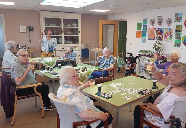 Bewoners Carel van den Oever starten bezoekregeling met tropische verrassing