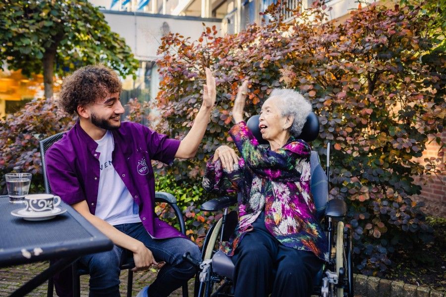 WZH bewoner samen met medewerker